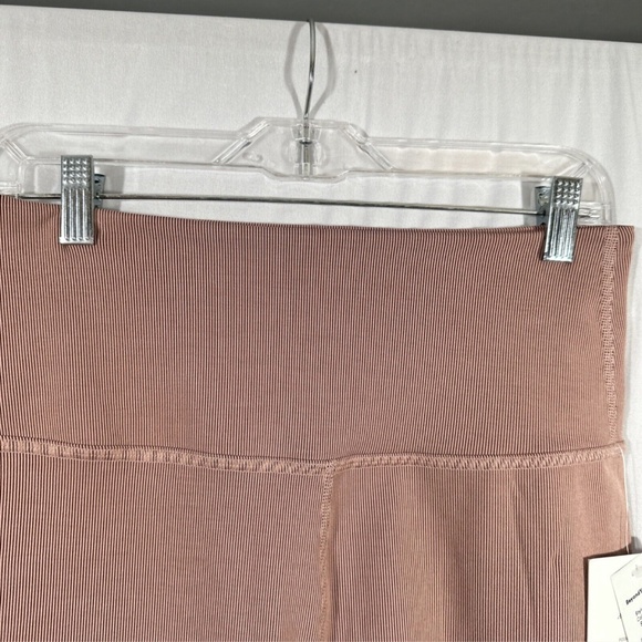 NWT $68 Beyond Yoga [ XL ] Heather Rib High Rise Biker‎ Short in Mauve - Picture 3 of 14